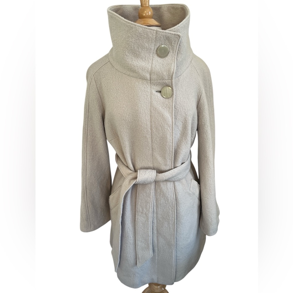 Wallis 100%Wool Cream coat w/pockets & button up & wool belt closure Size Medium